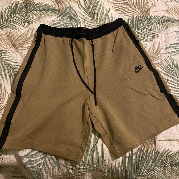 Size Large Nike Shorts. Only been worn once. They’re pretty much brand new. - Picture 1 of 1